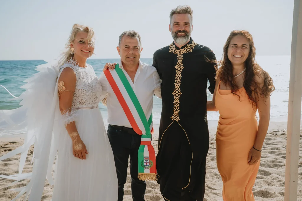 ein Andenken mit dem Standesbeamten, Strandhochzeit, meer sardinien urlaub