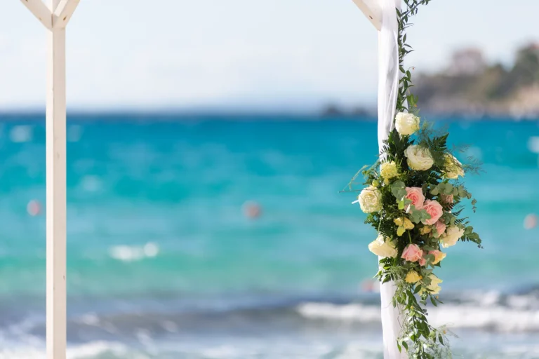ein Blumenarrangement am Trausetting vor dem herrlichen Meer, Strandhochzeit - meer sardinien urlaub