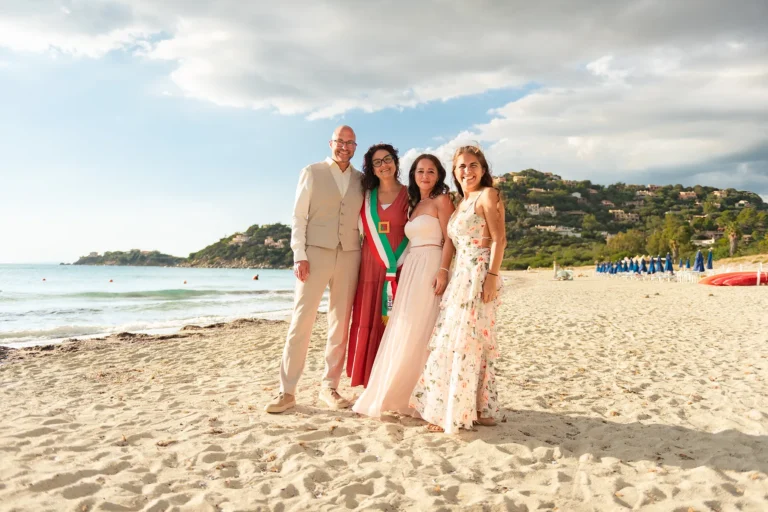 ein Erinnerungsbild der Standesbeamtin und der Übersetzerin mit dem Hochzeitspaar, Strandhochzeit - meer sardinien urlaub