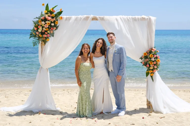 ein Erinnerungsfoto mit dem Brautpaar, Strandhochzeit, meer sardinien urlaub