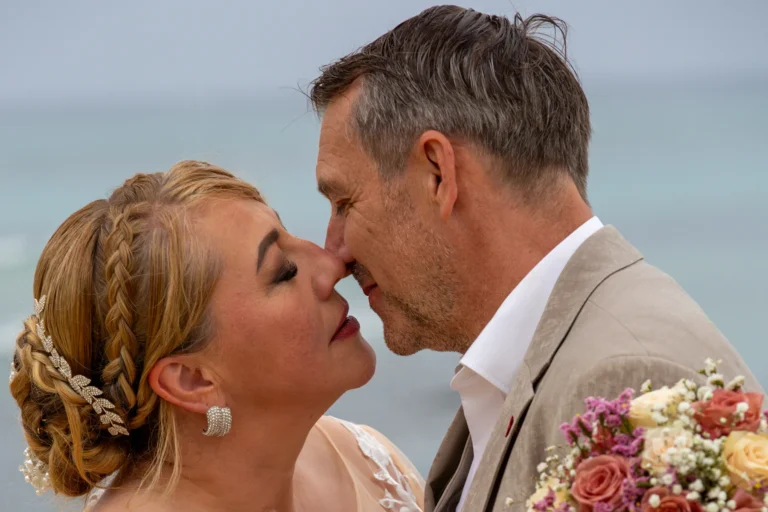 ein Kuss nach dem Ja-Wort, Strandhochzeit, meer sardinien urlaub