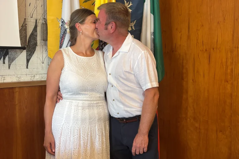 ein Kuss vor der Gemeindefahne, Trauung im Standesamt - meer sardinien urlaub