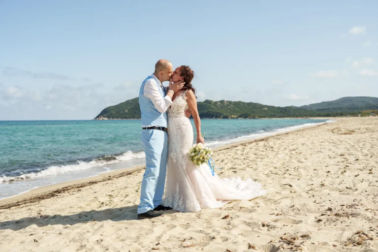 ein Kuss vor einer tollen Strandkulisse, Strandhochzeit - meer sardinien urlaub