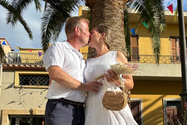 ein kleiner Kuss auf der Piazza vor dem Rathaus, Trauung im Standesamt - meer sardinien urlaub