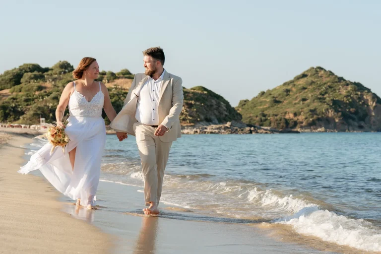 ein kleiner Spaziergang nach der Strandhochzeit - meer sardinien urlaub