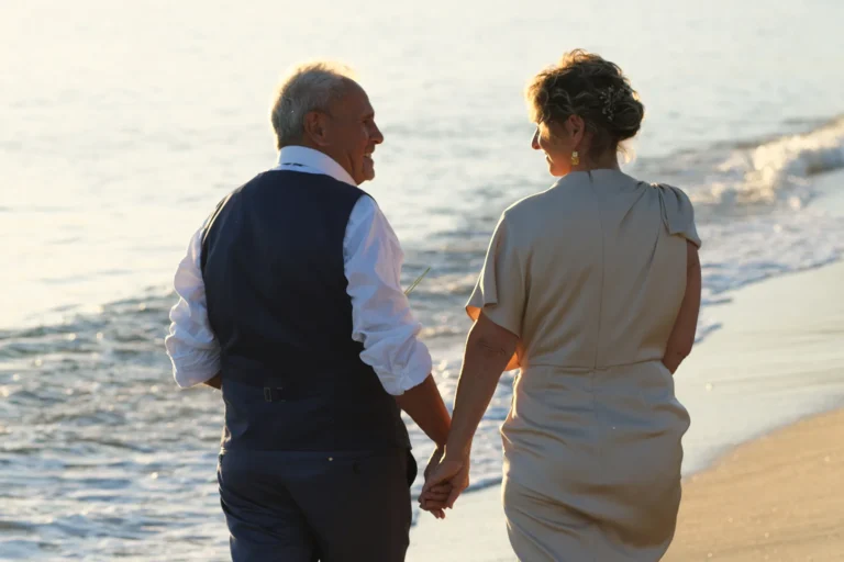 ein kleiner Spaziergang vom Brautpaar, Strandhochzeit, meer sardinien urlaub