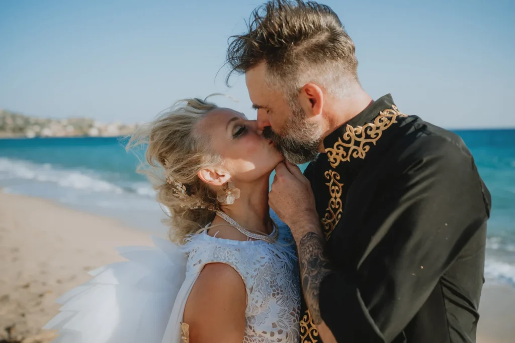 ein liebevoller Kuss des Brautpaares, Strandhochzeit, meer sardinien urlaub