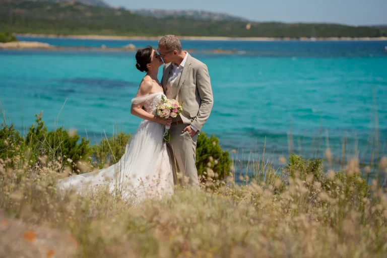 ein liebevoller Kuss vor dem tollen Meer, Strandhochzeit, meer sardinien urlaub
