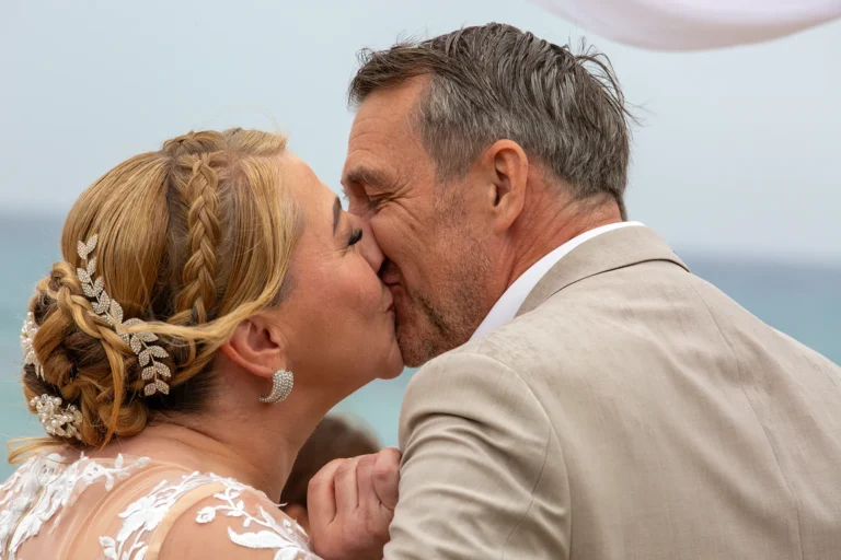 ein liebevoller Kuss zur Strandhochzeit, meer sardinien urlaub
