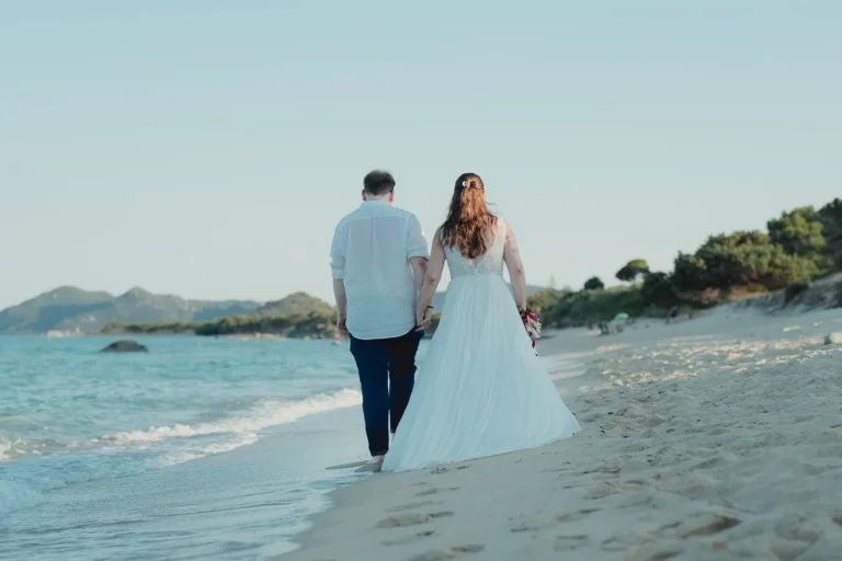 ein romantischer Spaziergang am Meeresufer nach der Strandhochzeit - meer sardinien urlaub
