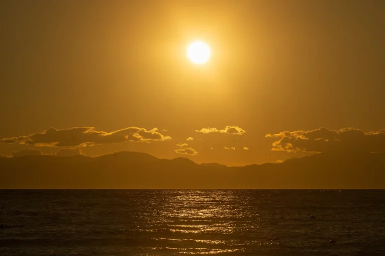 ein unvergesslicher Sonnenuntergang nach der Strandhochzeit - meer sardinien urlaub
