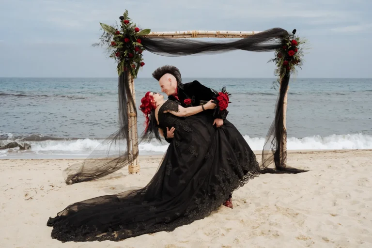 eine überschwengliche Pose, Strandhochzeit - meer sardinien urlaub