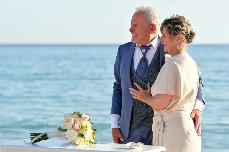 es wird der Musik gelauscht, Strandhochzeit, meer sardinien urlaub