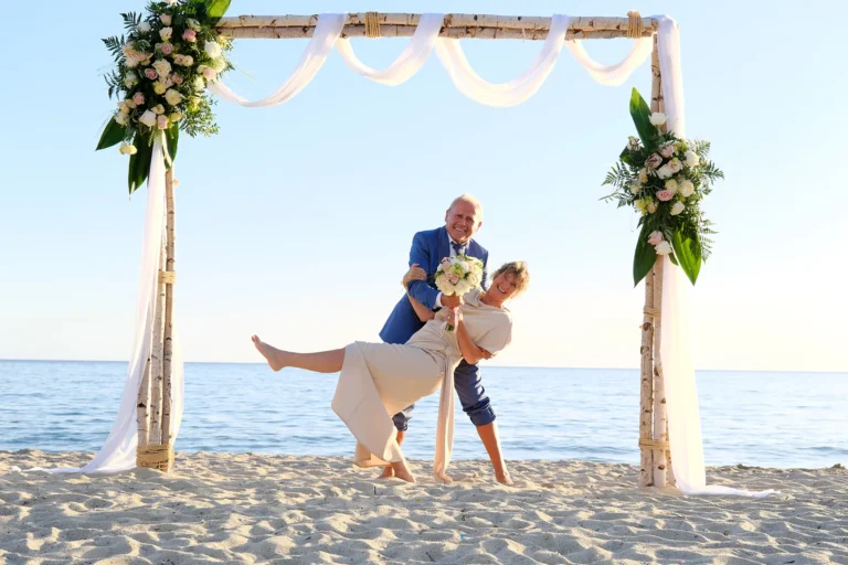 fröhliches Paar-Shooting am Traubogen, Strandhochzeit, meer sardinien urlaub