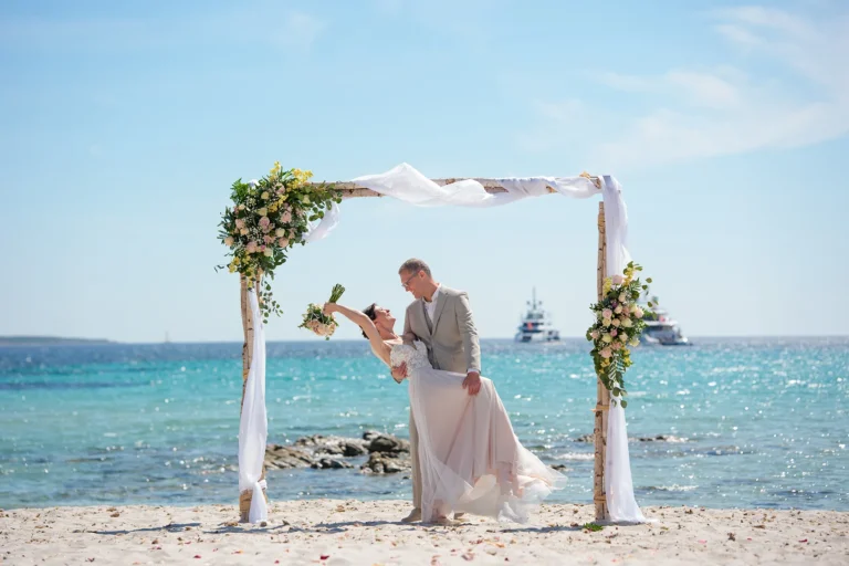 fröhliches Paarfoto nach der Strandhochzeit, meer sardinien urlaub