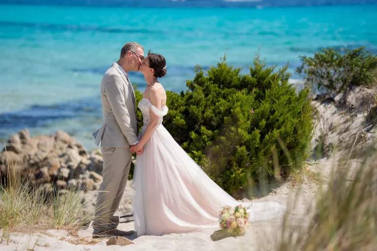 herrliches Paarbild vom dem glitzernden Meer, Strandhochzeit, meer sardinien urlaub