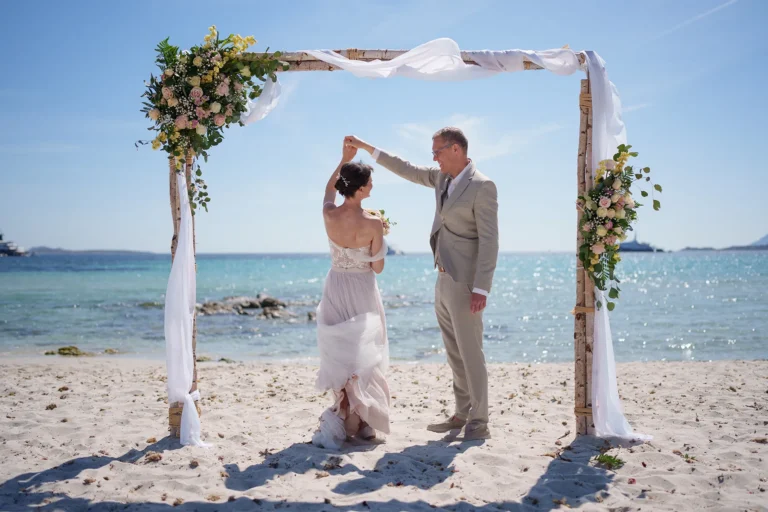 kleine Tanzschritte unter dem Traubogen, Strandhochzeit, meer sardinien urlaub
