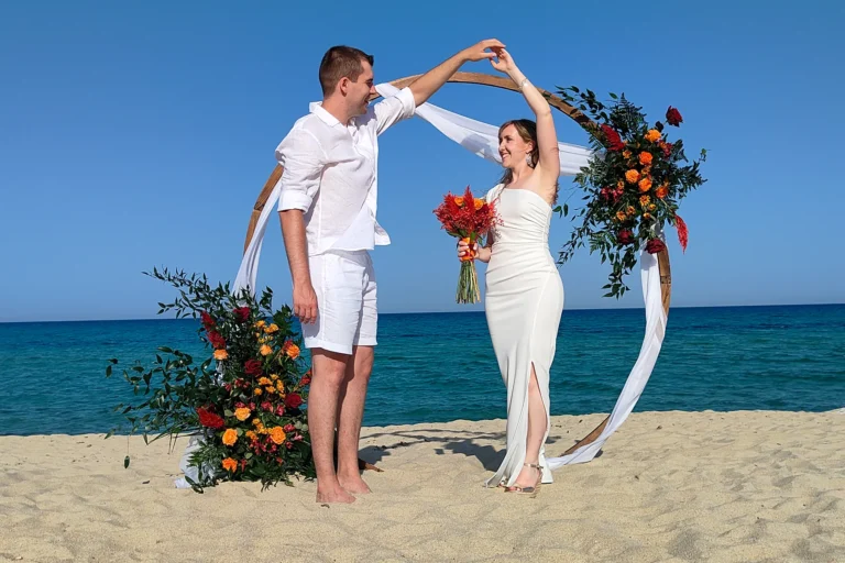 kleine Tanzschritte vor dem Traubogen, Strandhochzeit, meer sardinien urlaub