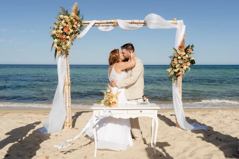 küssendes Brautpaar, Strandhochzeit - meer sardinien urlaub