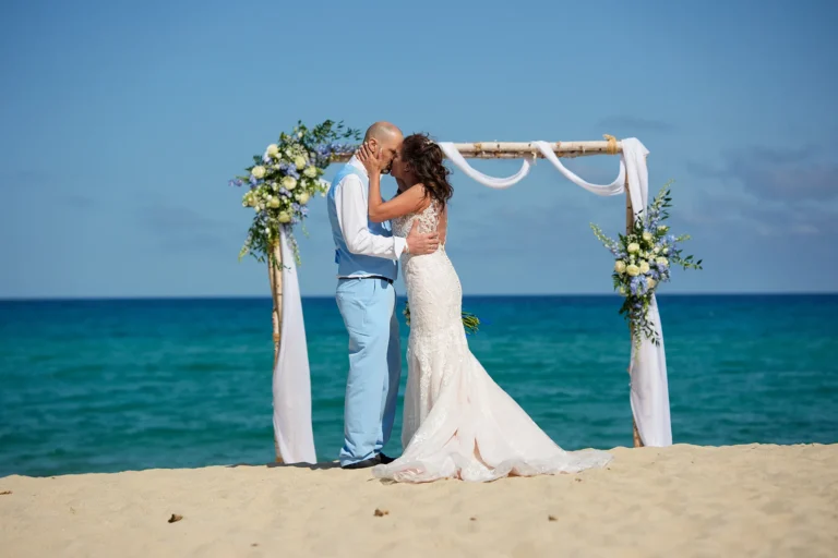 küssendes Paar am Traubogen, Strandhochzeit - meer sardinien urlaub