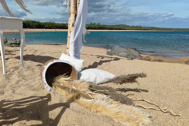 liebevolle Deko-Details des Trausettings für die Strandhochzeit - meer sardinien urlaub