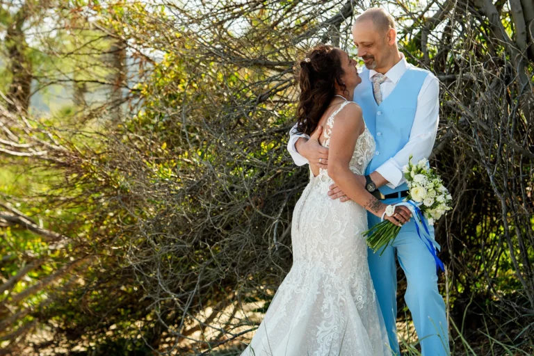 liebevolles Paar-Shooting nach der Strandhochzeit, meer sardinien urlaub