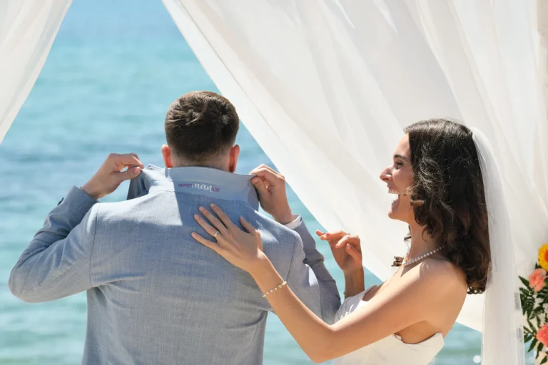 lustige Aufschrift am Kragen, Strandhochzeit, meer sardinien urlaub