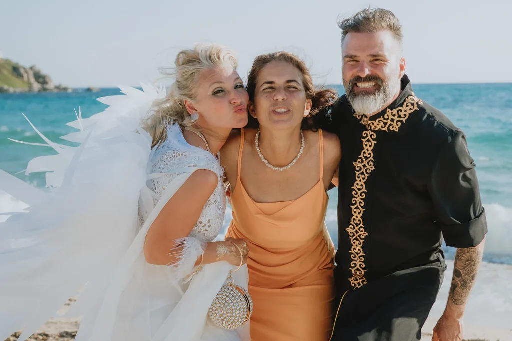 lustiges Erinnerungsfoto mit dem Brautpaar, Strandhochzeit, meer sardinien urlaub