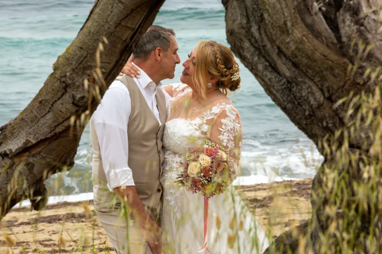 romantisches Paar-Shooting nach der Strandhochzeit, meer sardinien urlaub