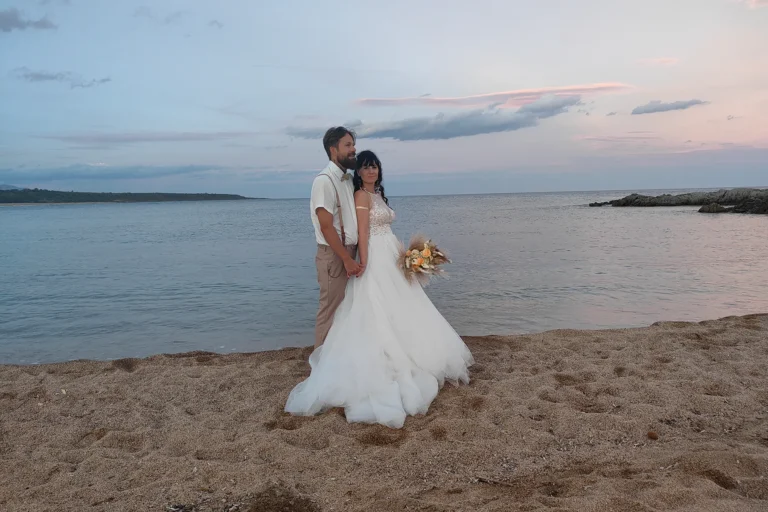 romantisches Paarbild nach der Strandhochzeit - meer sardinien urlaub