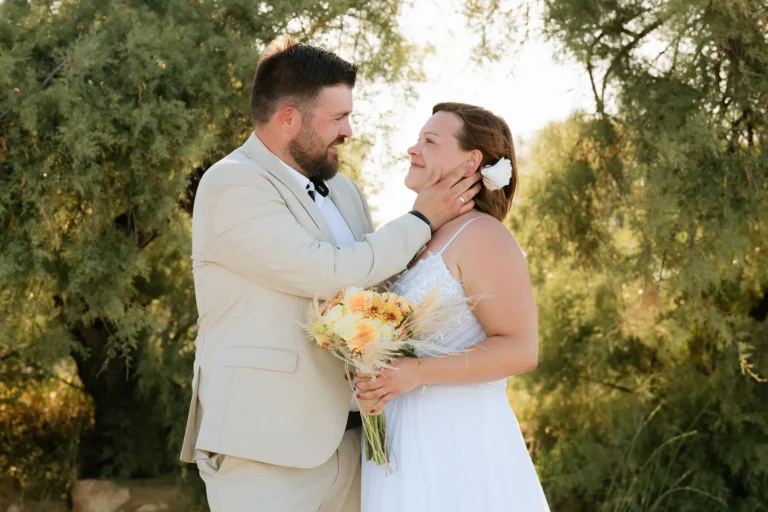romantisches Paarbild nach der Strandhochzeit - meer sardinien urlaub