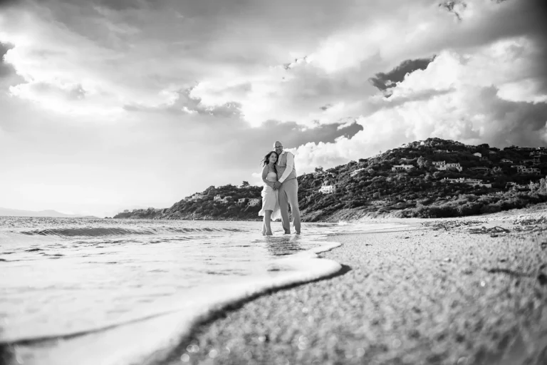 schönes Paarbild am Meeresufer in Schwarz-Weiß-Format, Strandhochzeit - meer sardinien urlaub