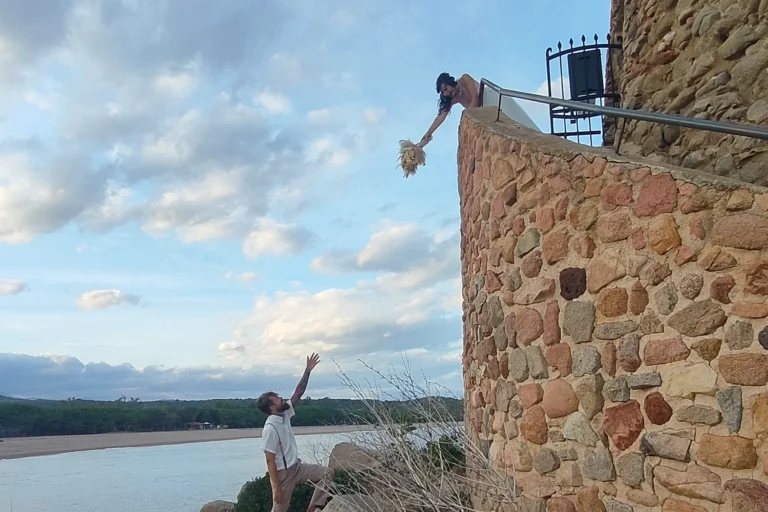 spielerische Momente des Brautpaares am Küstenturm nach der Strandhochzeit - meer sardinien urlaub