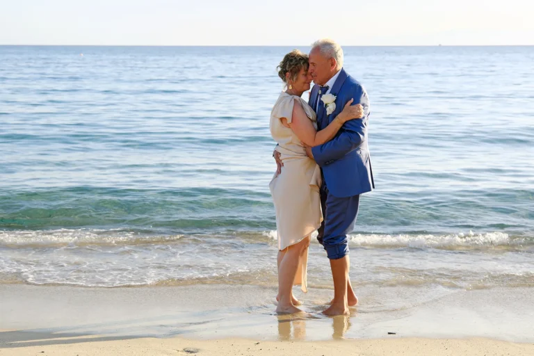 tanzendes Brautpaar im Meer, Strandhochzeit, meer sardinien urlaub