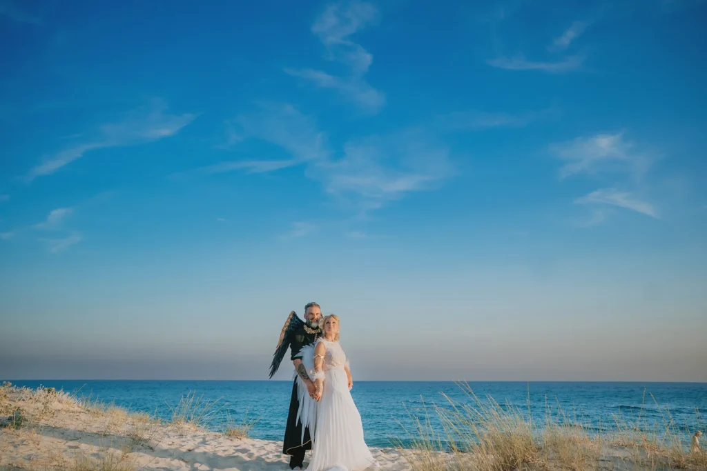 tolles Paar-Shooting nach der Strandhochzeit, meer sardinien urlaub