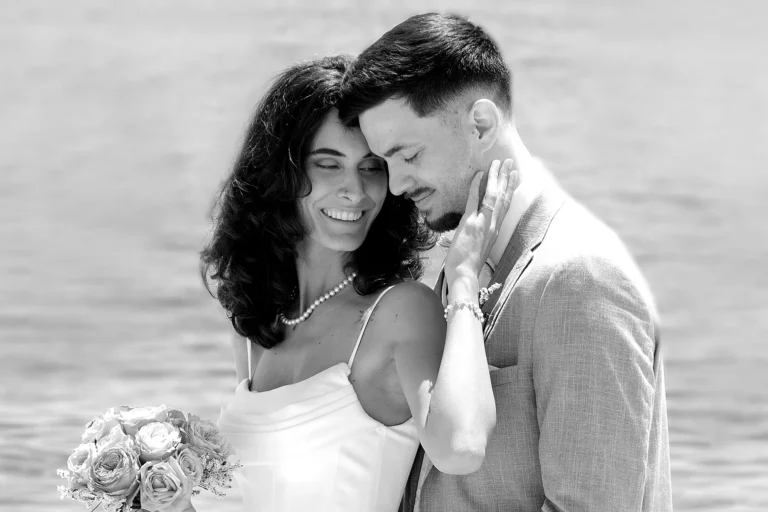 tolles Schwarz-Weiss-Foto vom Brautpaar, Strandhochzeit, meer sardinien urlaub
