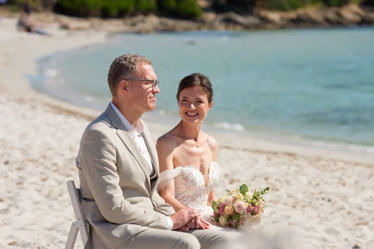 verliebt lächelnde Braut zur Strandhochzeit, meer sardinien urlaub