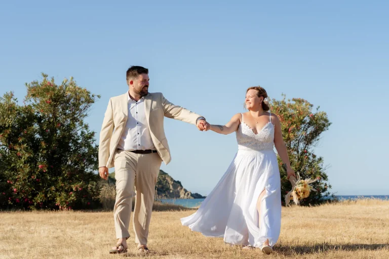 verliebt lächelndes Brautpaar nach der Strandhochzeit - meer sardinien urlaub