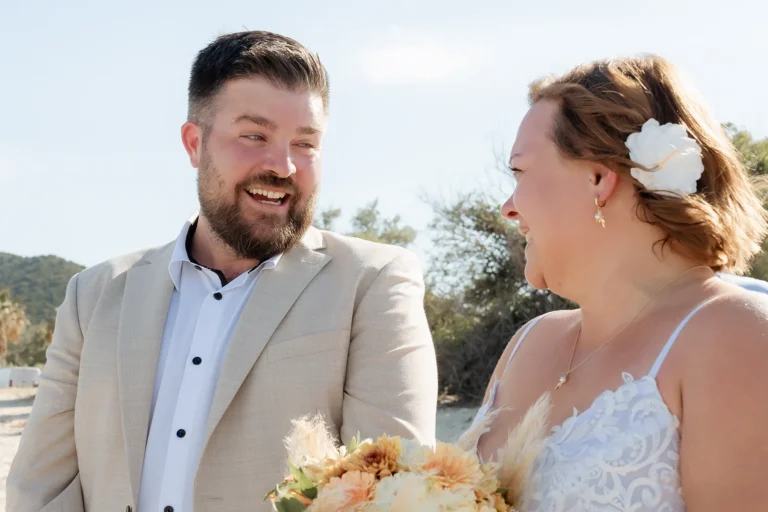 verliebt lächelt sich das Brautpaar an, Strandhochzeit - meer sardinien urlaub