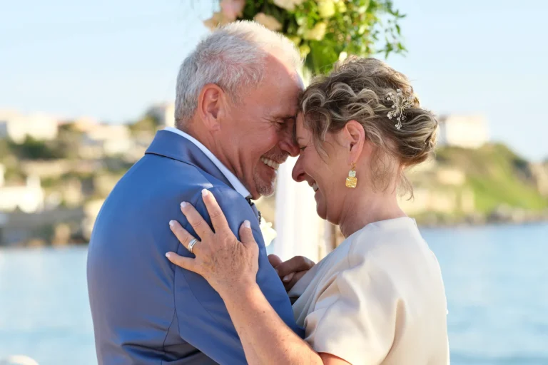 verliebter Tanz des Brautpaares, Strandhochzeit, meer sardinien urlaub