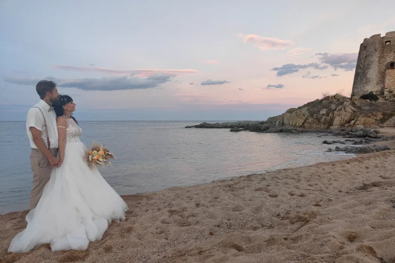 verträumt blickt das Brautpaar zum Horizont, Strandhochzeit - meer sardinien urlaub