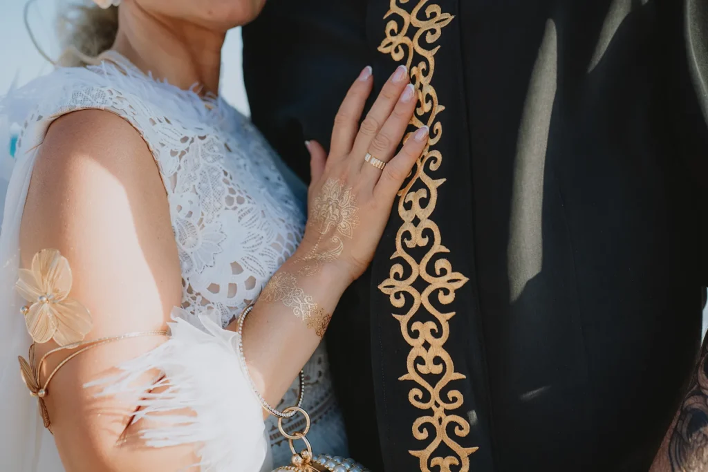 verträumte Details des Brautpaares, Strandhochzeit, meer sardinien urlaub