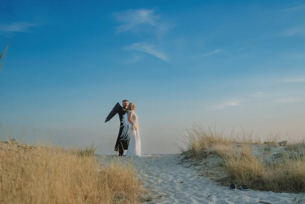 verträumtes Paarbild nach der Strandhochzeit, meer sardinien urlaub