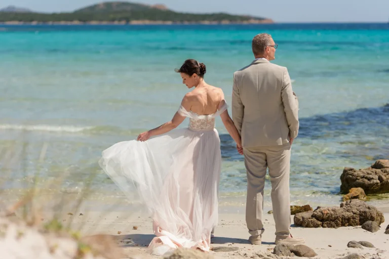 verträumtes Paarbild vor dem Meer, Strandhochzeit, meer sardinien urlaub