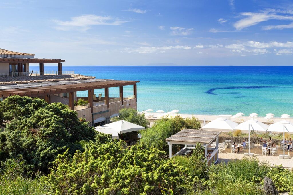 Blick auf das Meer und das Hotel La Duna Bianca der Anlage Le Dune, Badesi - meer sardinien urlaub