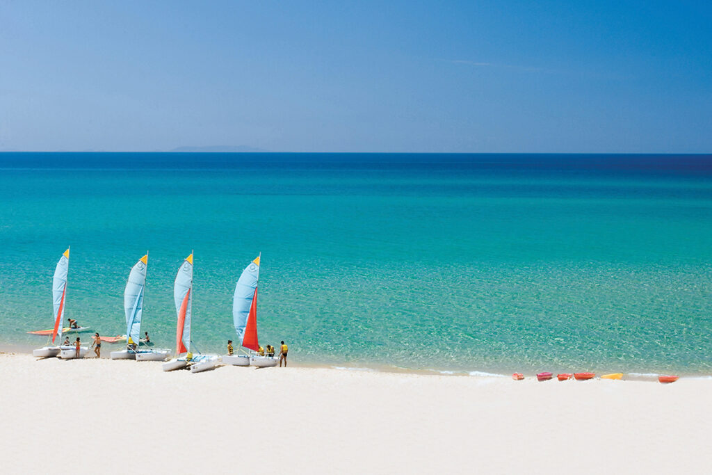 Katamarane am Strand des Hotels Le Dune, Badesi - meer sardinien urlaub
