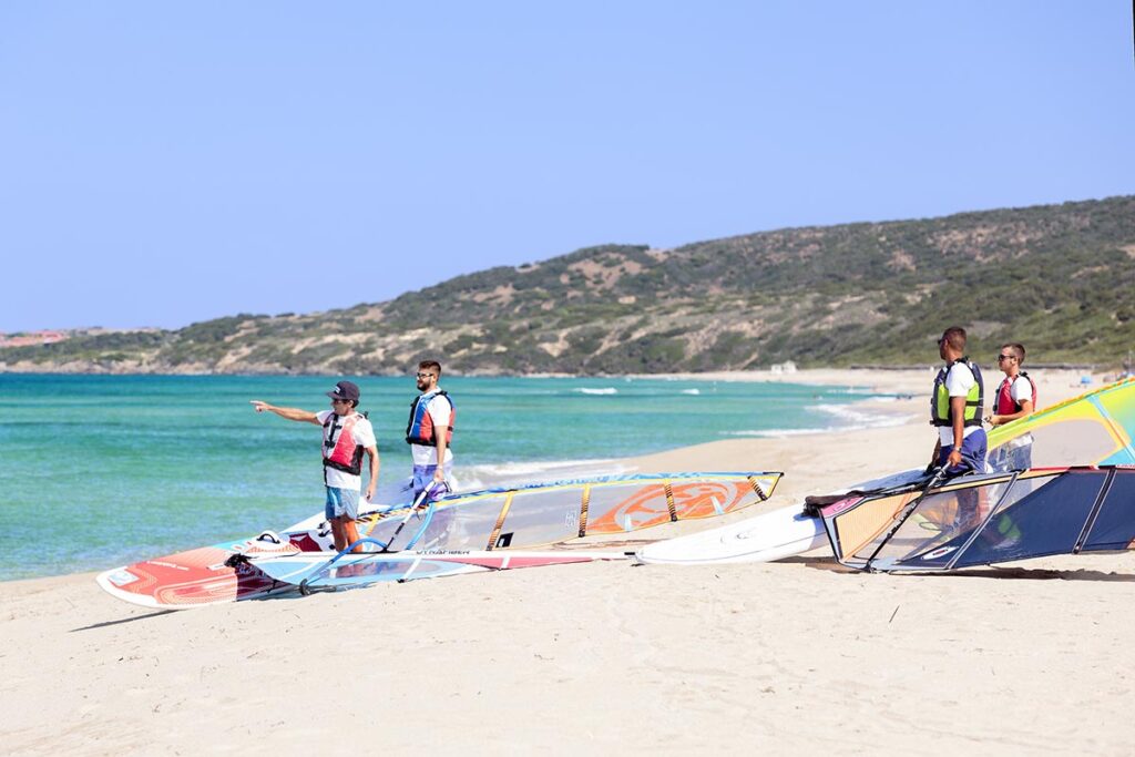 Windsurf-Unterricht am Strand des Hotels Le Dune, Badesi - meer sardinien urlaub