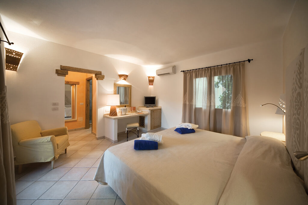 das Deluxe-Zimmer des Hotels Sabine der Anlage Le Dune, Badesi - meer sardinien urlaub