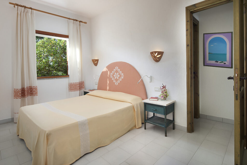 das Doppelbett in einer Ginepri-Family-Suite des Hotels Le Dune - meer sardinien urlaub