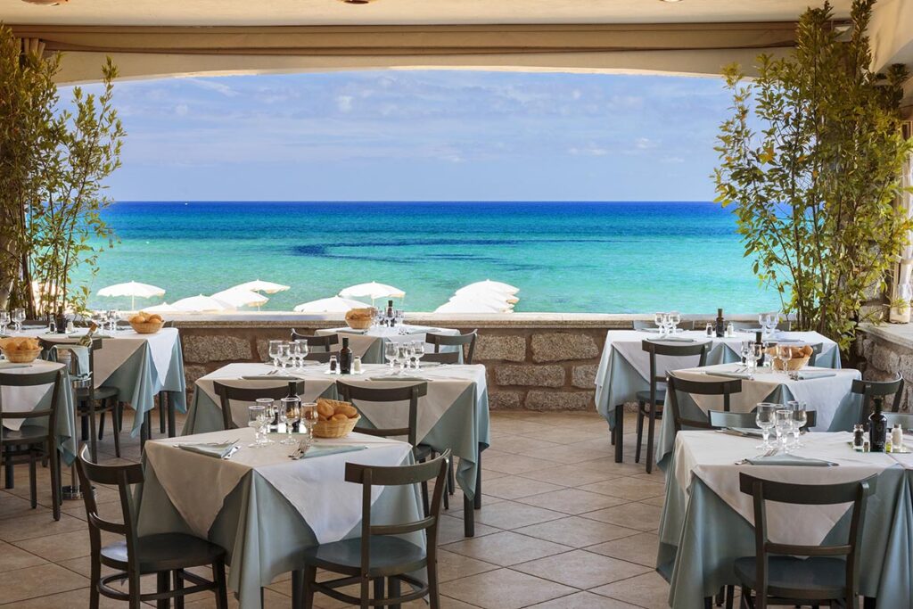das phantastische Meerblick Restaurant des Hotels La Duna Bianca der Anlage Le Dune, Badesi - meer sardinien urlaub